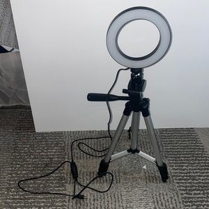 Adjustable portable ring light with remote